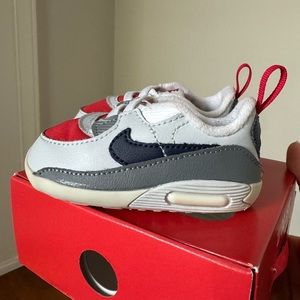 Nike Max 90 Crib
Baby Bootie - size 4C (Red, Navy, White)